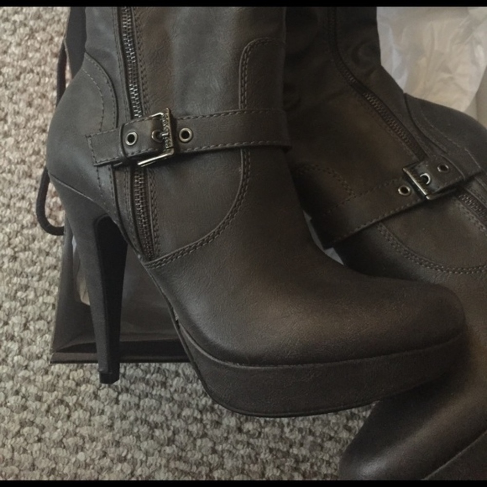 Guess Boots - Picture 2 of 2